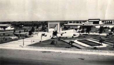 Parque con el cine, los altavoces podio y busto de Simón Bolivar, está, probablemente, tomada de la torre de la iglesia, Cardón 1962